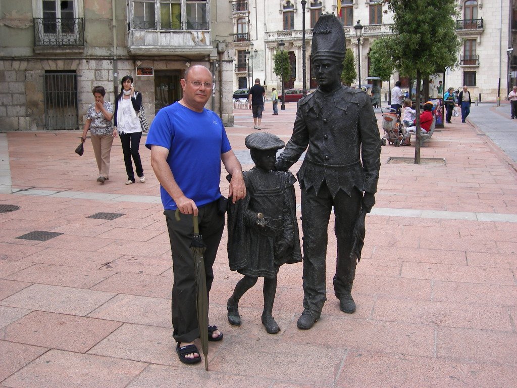 Posando para el recuerdo con las bonitas estatuas de Burgos