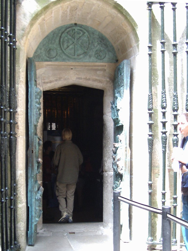 Puerta del Perdón, en la Catedral de Santiago. Abierta de par en par. Camino 2004