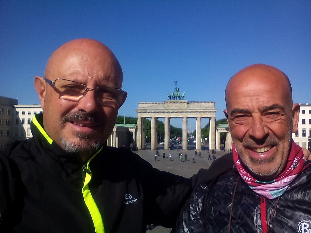 Salvador y yo, posando en la Plaza de Paris. Detrás la Puerta de Brandemburgo Salvador y yo, posando en la Plaza de Paris