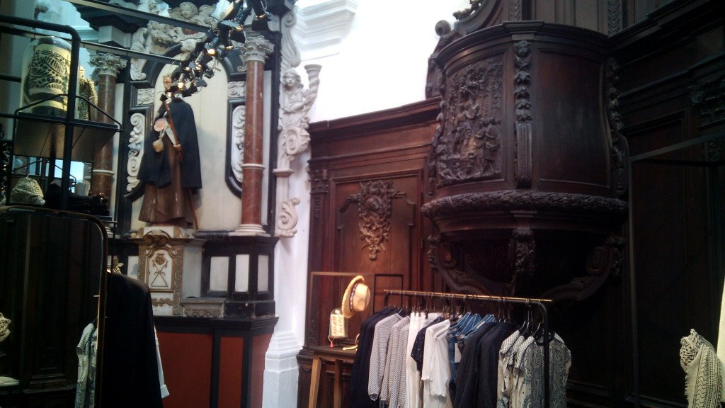 Iglesia de Santiago convertida en una tienda de ropa, Namur