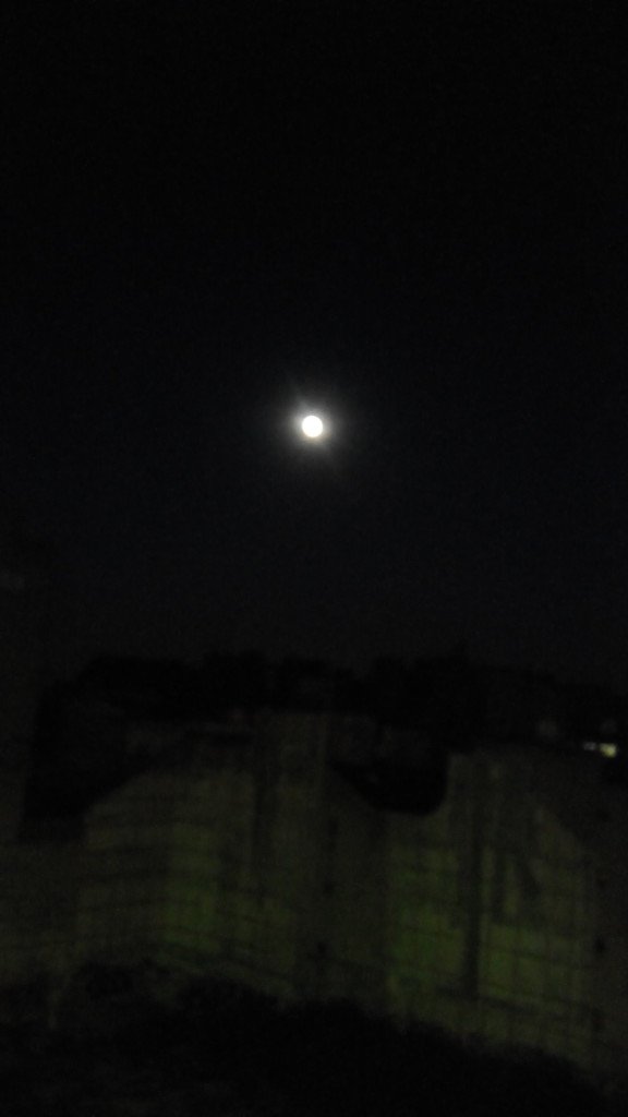 Hay luna llena, sobre París. Auuuuuh