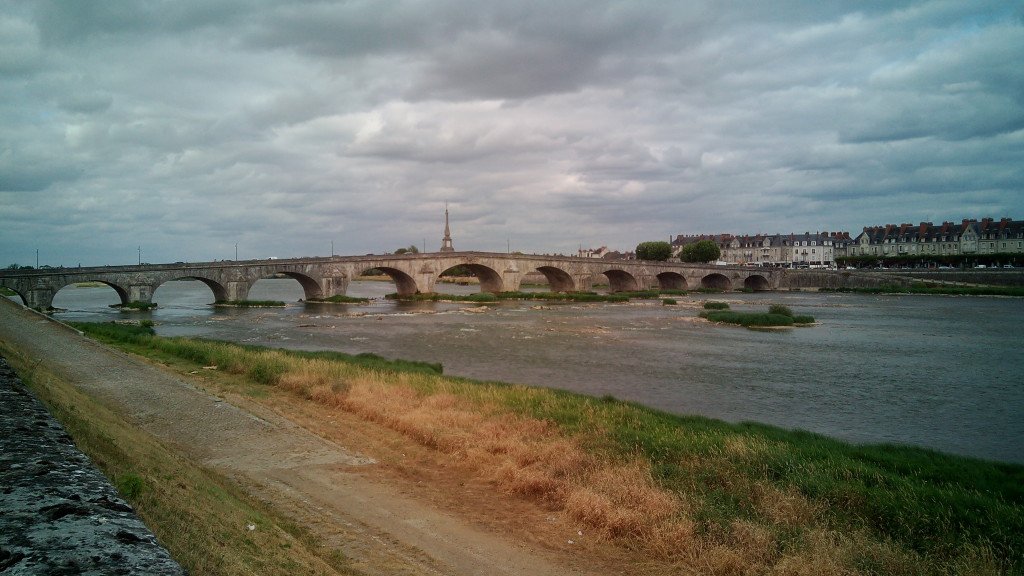 Puente sobre el Loira en Blois