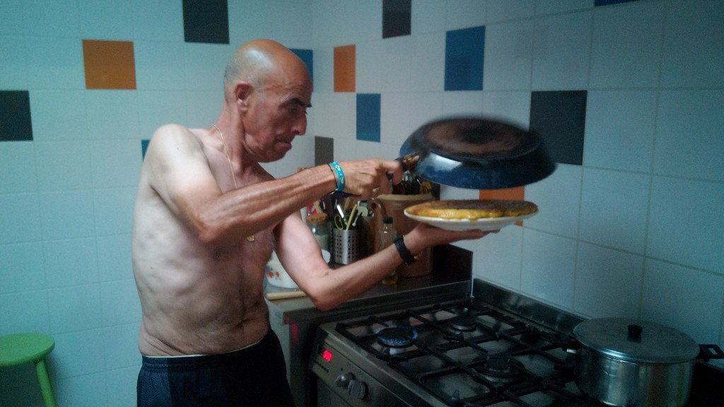 El chef Salvador Serra, haciendo un pase de tortilla a pecho descubierto