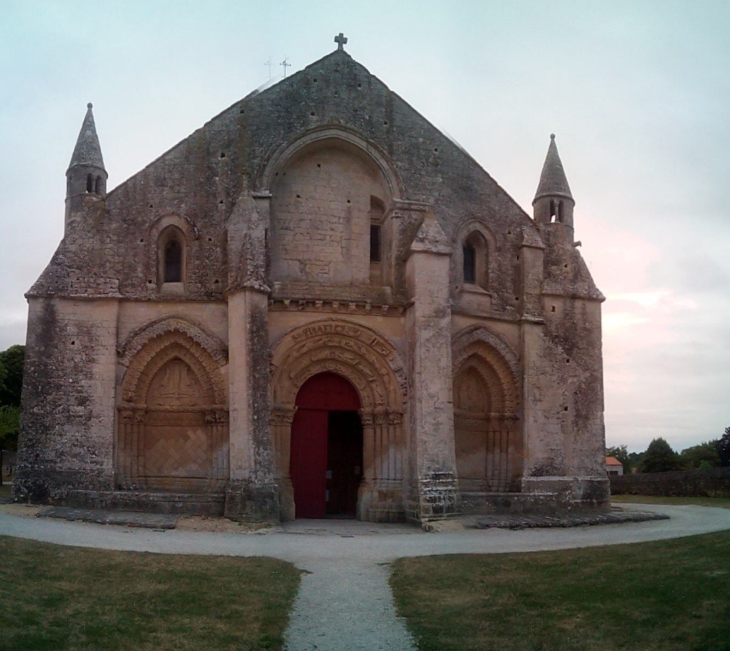 Iglesia de San Pedro, a la salida de Aulnay