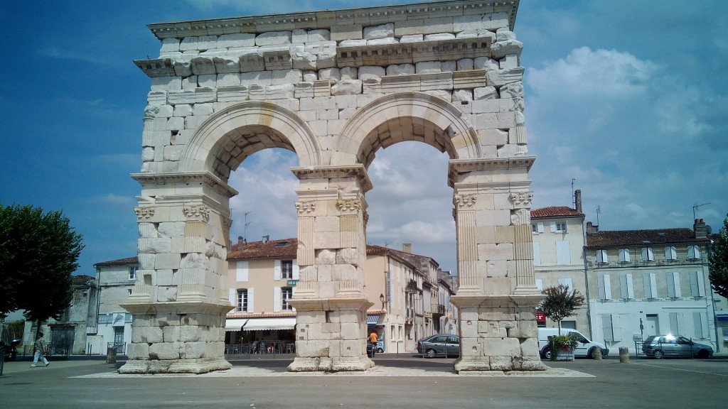 Arco de Germanicus (del año 18 DC), que era la puerta de Saintes en época romana