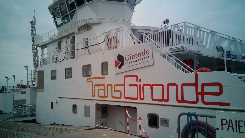 El transbordador TransGironde, que nos llevará a la otra orilla del Garona