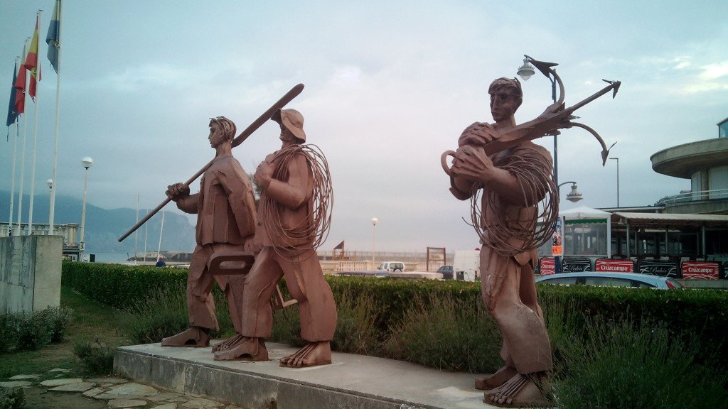 Monumento a los pescadores al atardecer, Laredo