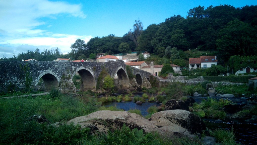 Ponte Vella sobre el río Tambre en Ponte Maceira