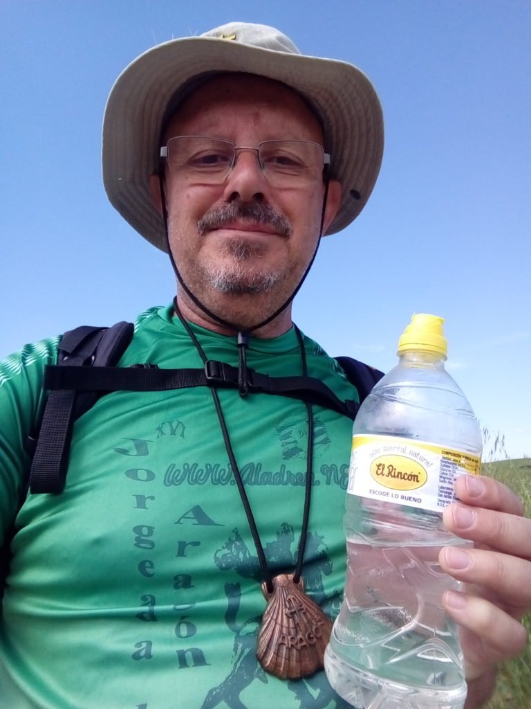Con mi concha peregrina y una botellita de agua del Rincón que traigo desde Zaragoza