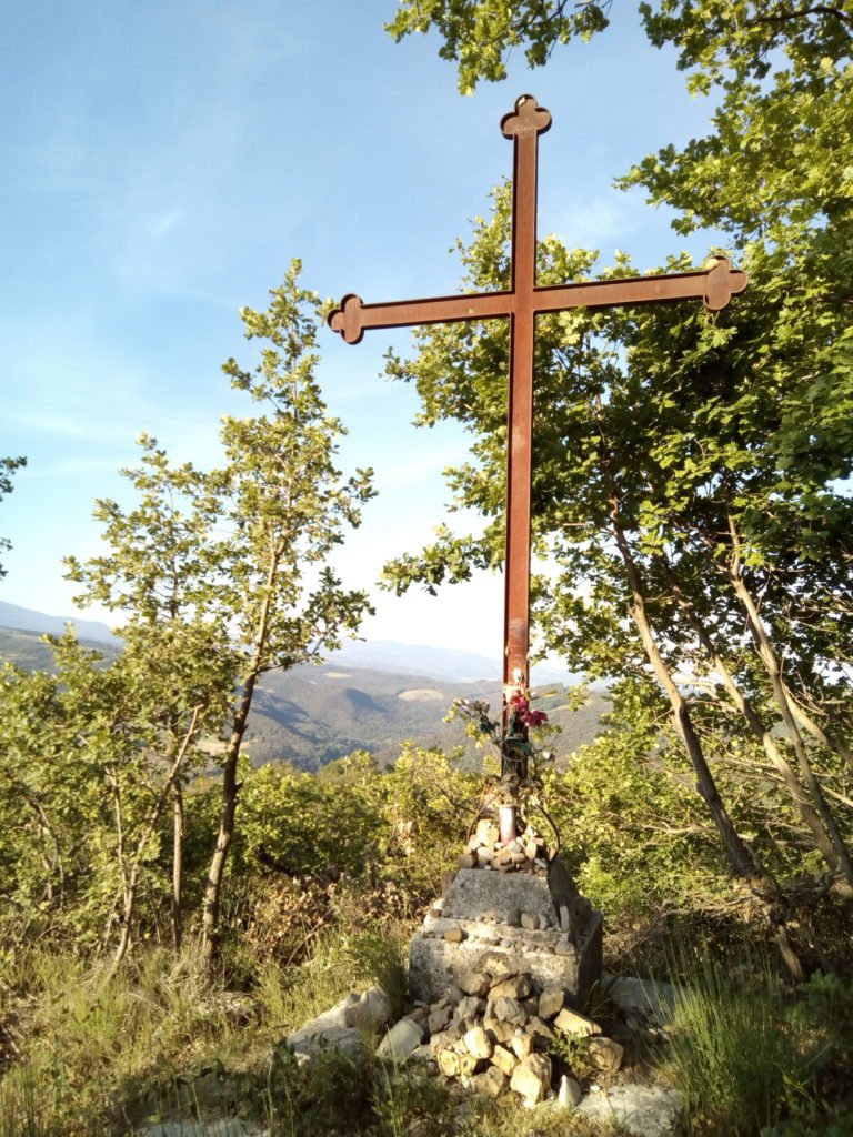 Una cruz en el camino