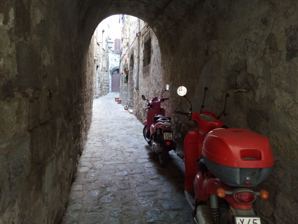 Un callejón de Bolsena, con motos