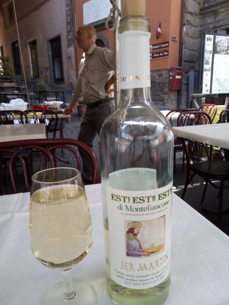Botella y copa del famoso vino Est! Est!! Est!!! de Montefiascone