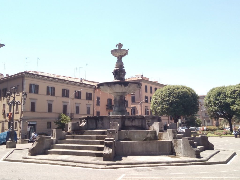 Una plaza con fuente en Viterbo