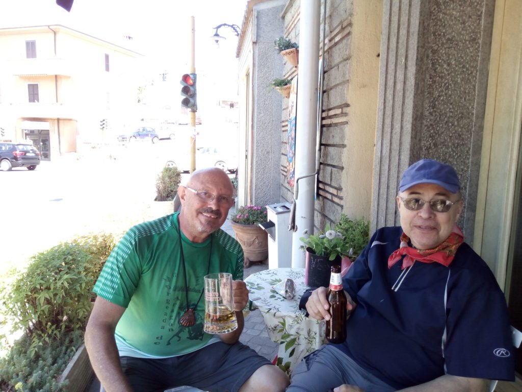 Enrique Flores y Antonio Aladrén tomando una cervecita a la entrada de Vetralla