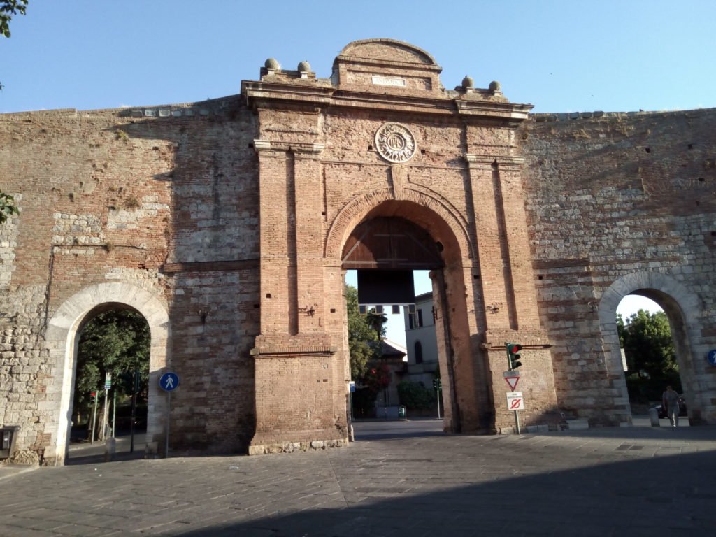 Puerta de salida de Siena, o de entrada, según se mire