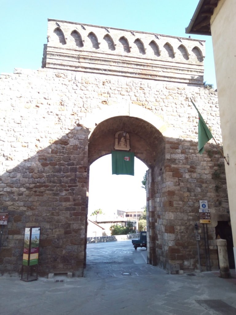 Una ded las cinco puertas que tiene la muralla de San Gimignano
