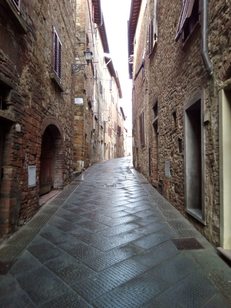 Calle de Gambassi Terme después de la lluvia