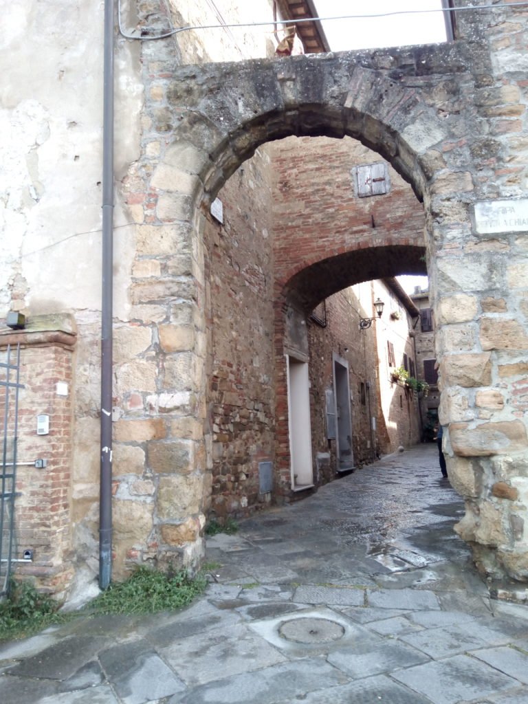 Callecita con arcadas en Gambassi Terme