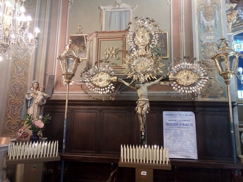 Tipica decoración de las cruces de Loano