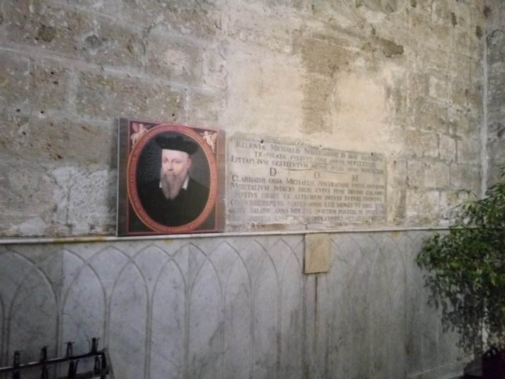 Interior de San Lorenzo, donde está enterrado Nostradamus. Salon de Provence