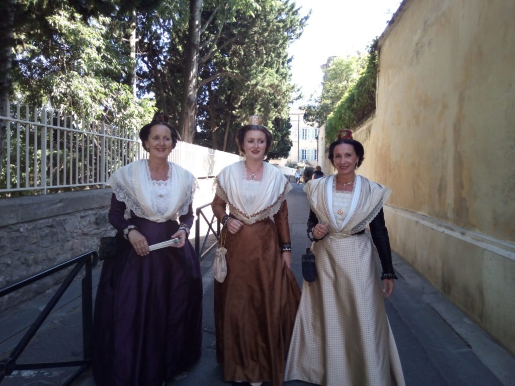 Mujeres ataviadas con traje típico de Arles