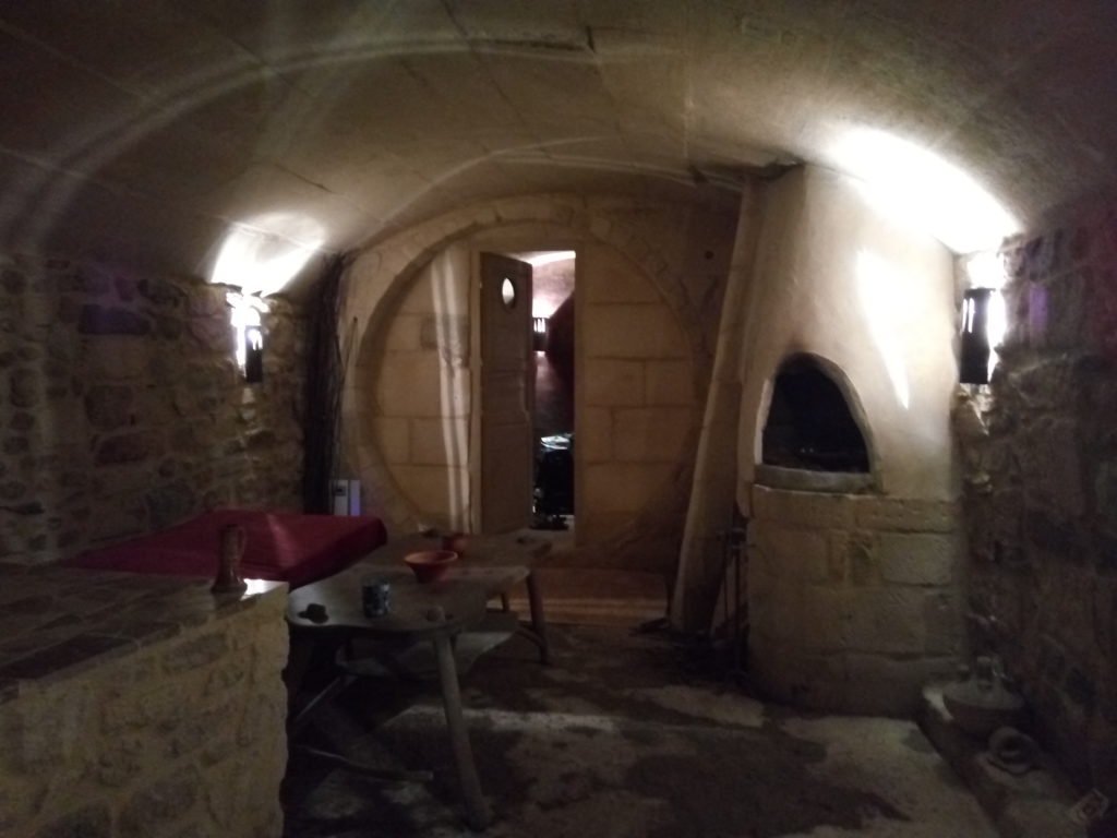 La antecámara de la cripta. L'Auberguine Rouge, Arles