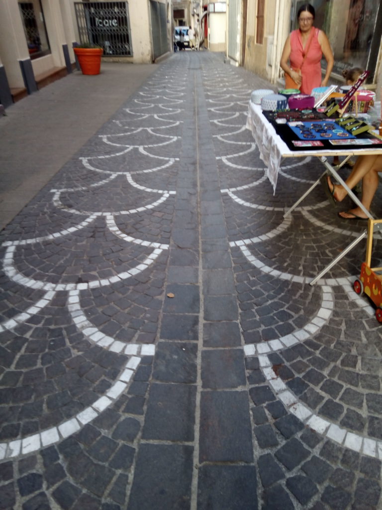 Calle decorada en Lodeve Calle decorada en Lodeve