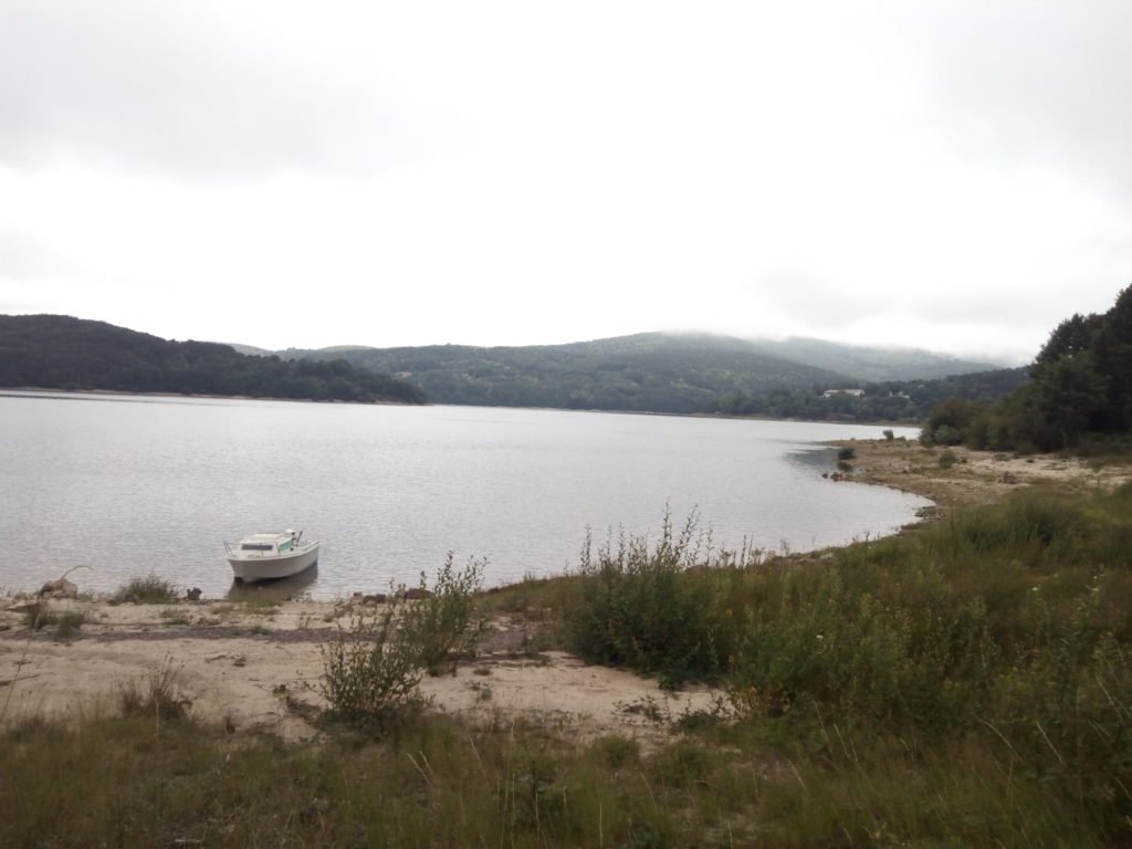 El lago de Laouzas es un lago artificial situado en las comunas de Nages y Murat on vèbre