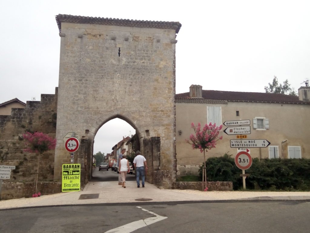 Puerta de acceso a la Villa. Barran.