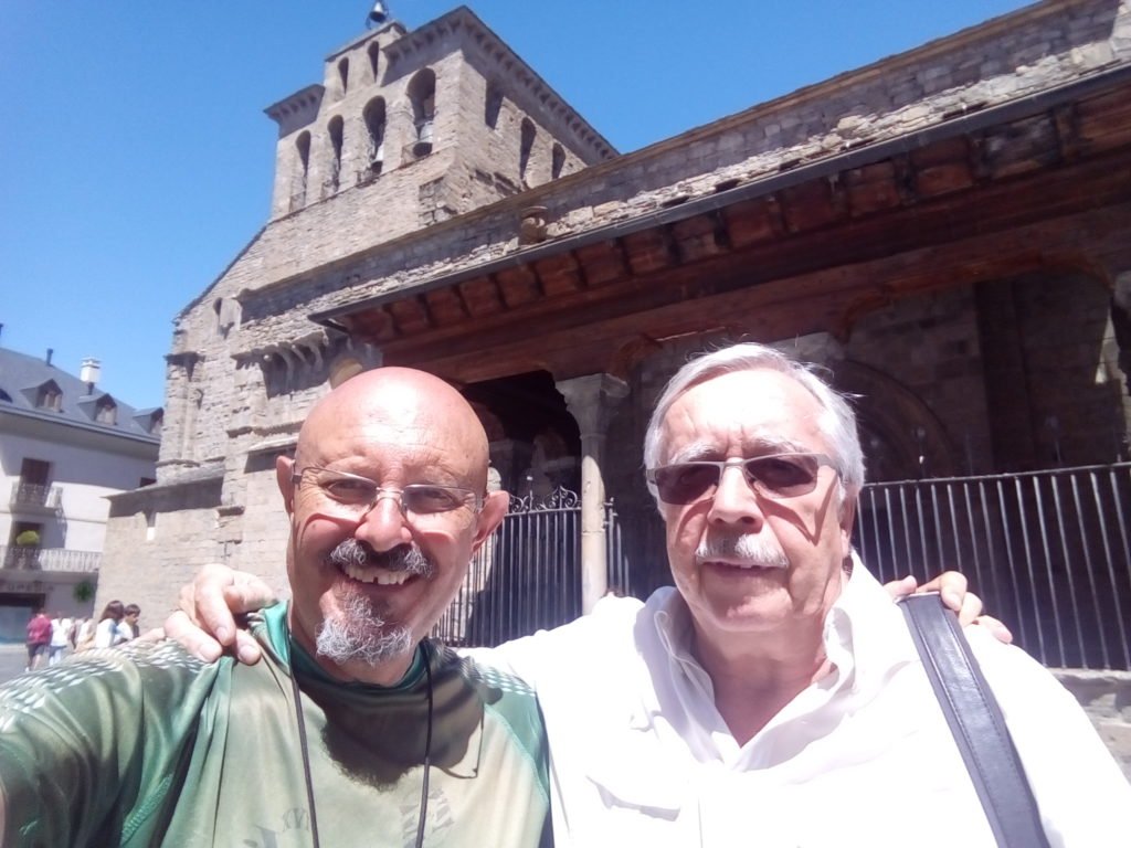 Con mi amigo Manuel Cunquero en Jaca, junto a la Catedral