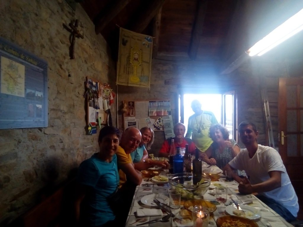 Primera cena comunitaria en España, con mis nuevos compañeros de peregrinación. Arrés