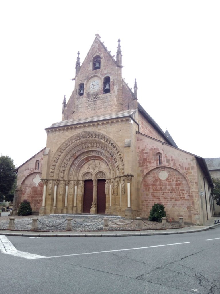 Paroisse Sainte Foy in Béarn, bonita portada románica. Morlaas.