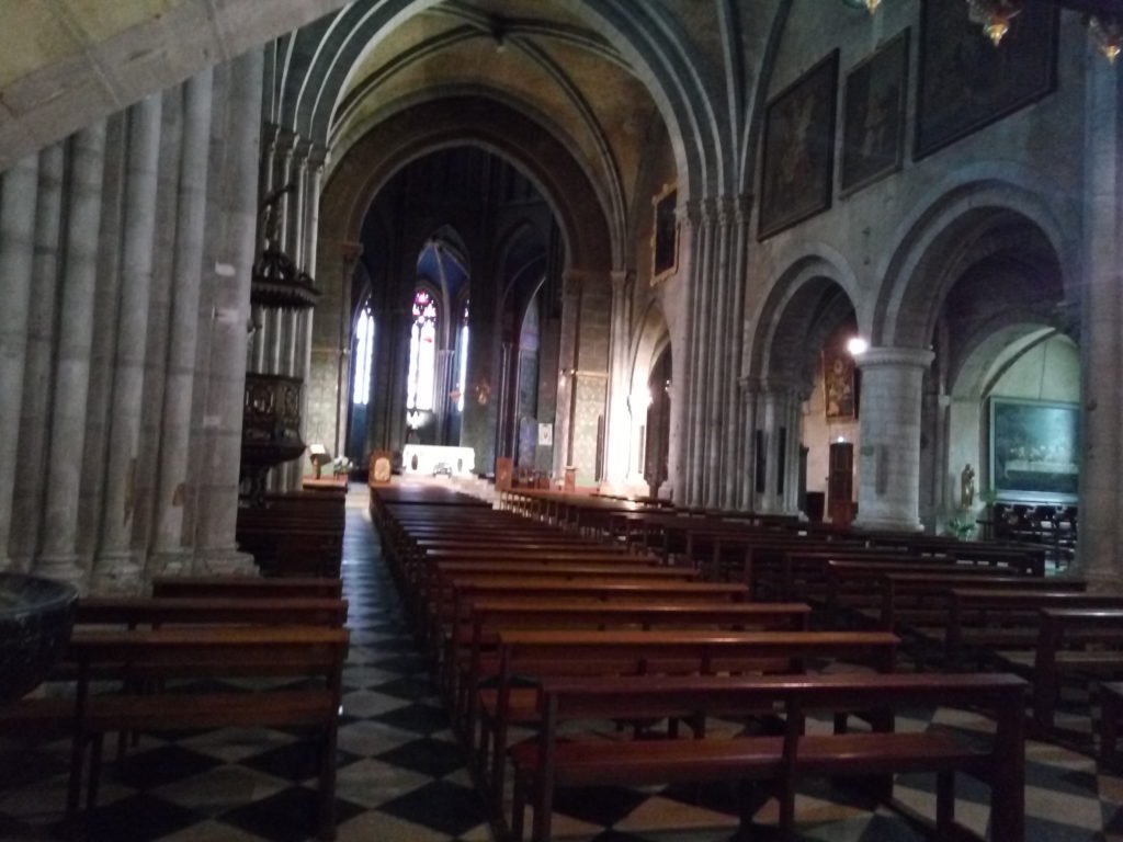 Interior de la catedral. Oloron-Sainte-Marie