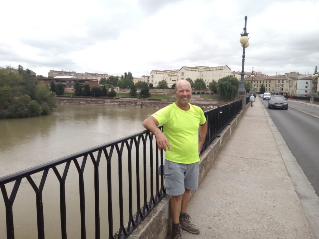 Tano posando ante el Río Ebro a su paso por Logroño