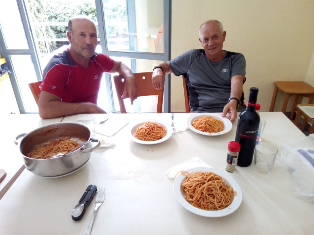 Tano y Miguel Ángel admirando los espaguetis en Logroño