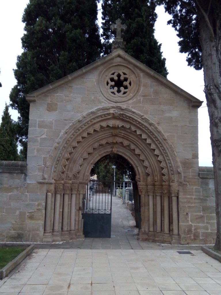 Cementerio de Navarrete. Detalle de los capiteles de la puerta.