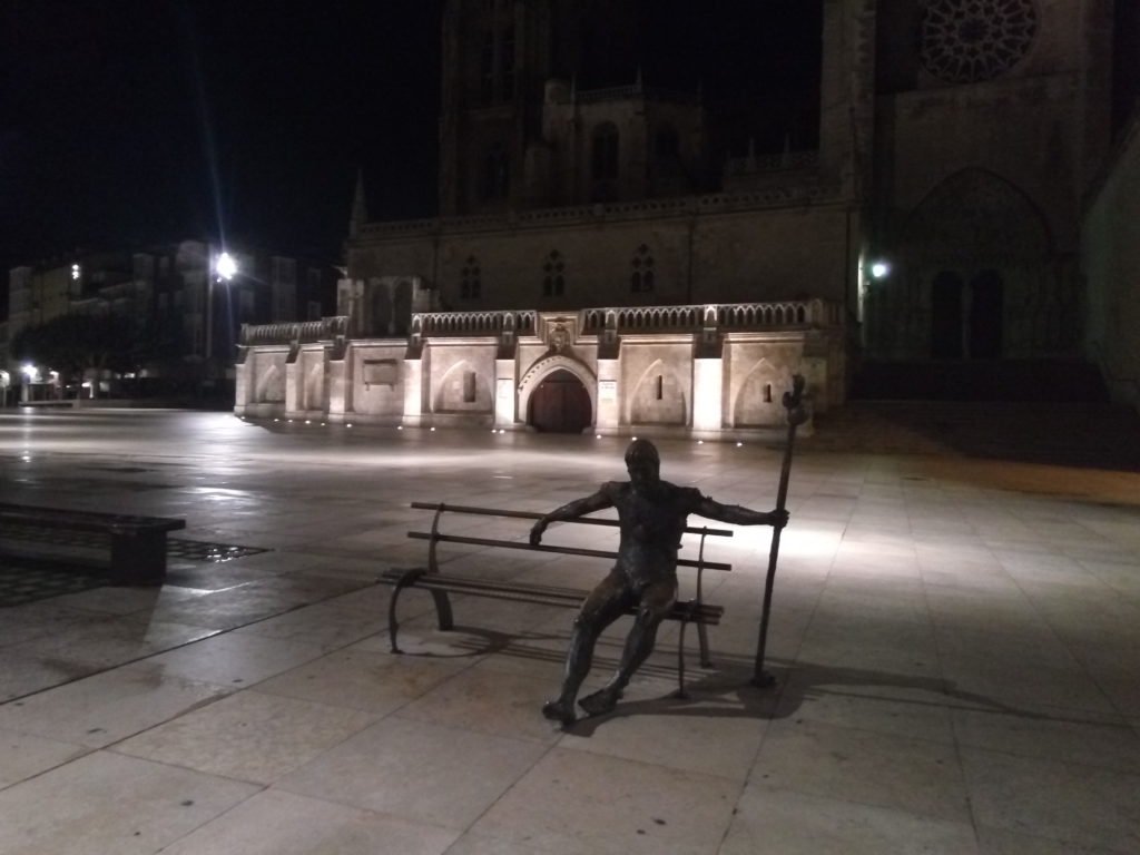 Estampa típica de Burgos. Peregrino sentado en un banco en la Plaza de la Catedral