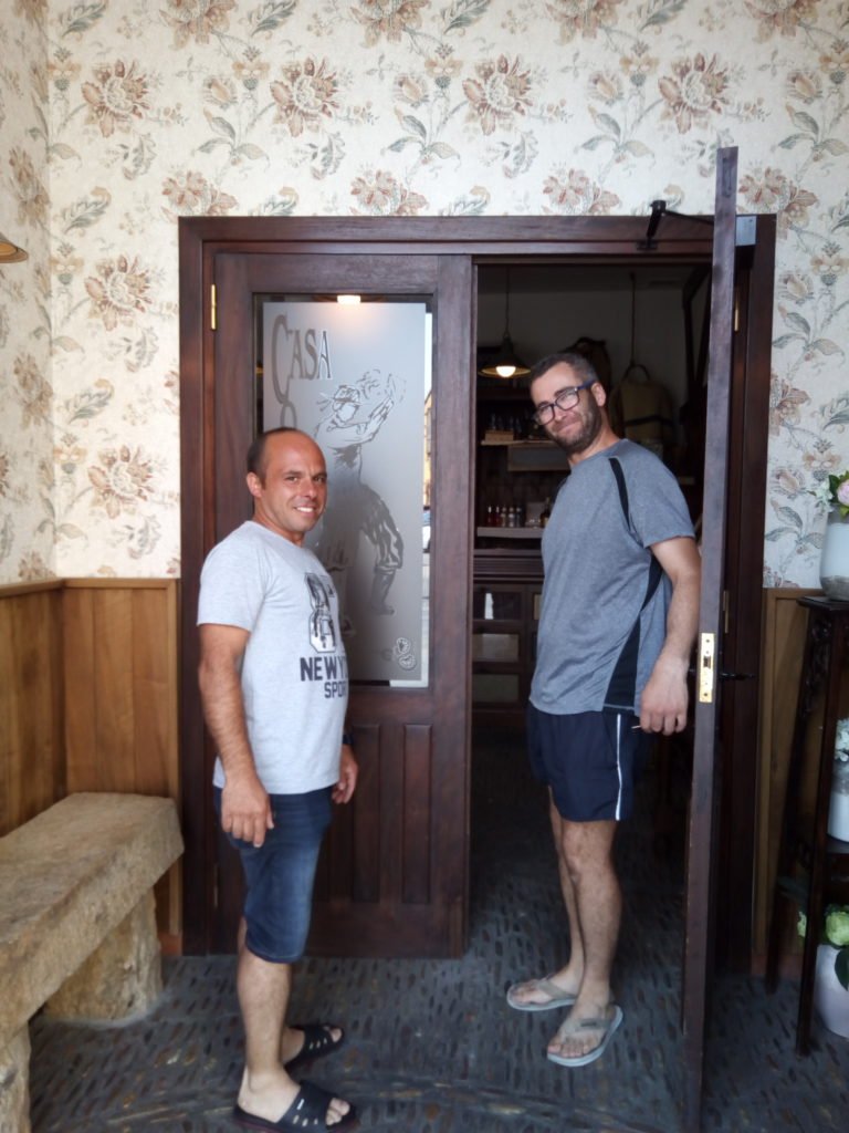 Jesús y Adrián en la puerta de entrada del Restaurante Casa Maragata