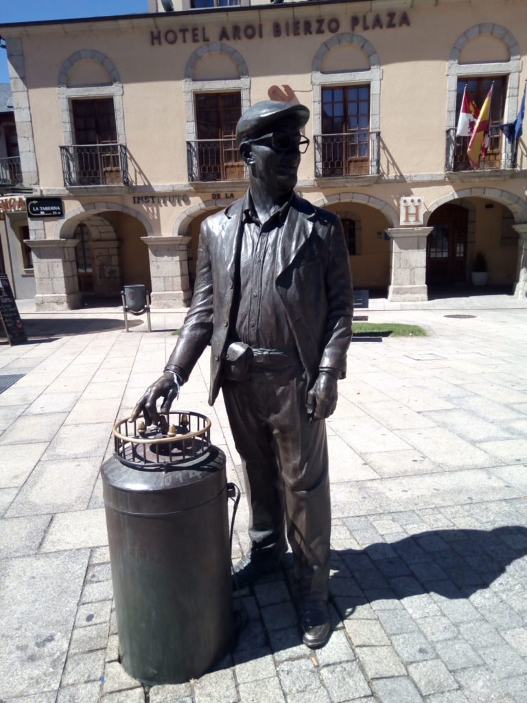 Monumento a Pepe Cortés. El Barquillero. Ponferrada
