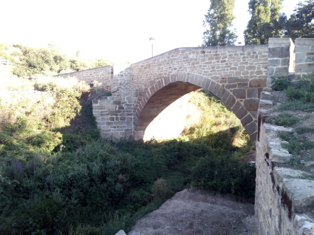 Puente que cruza el río en Torres del Río