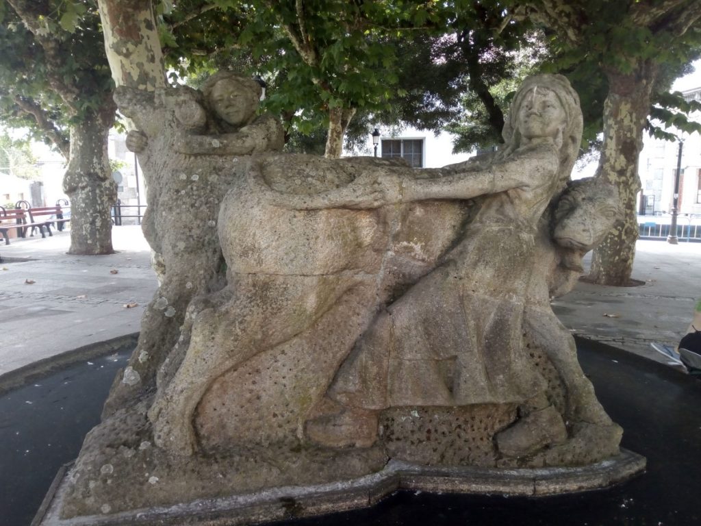 En la Plaza de Galicia en Arzúa, escultura de Fernando García Blanco