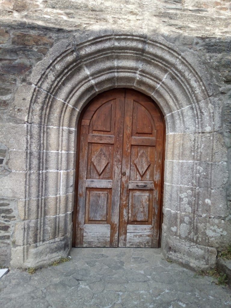 Bonita puerta en algún lugar de Arzúa