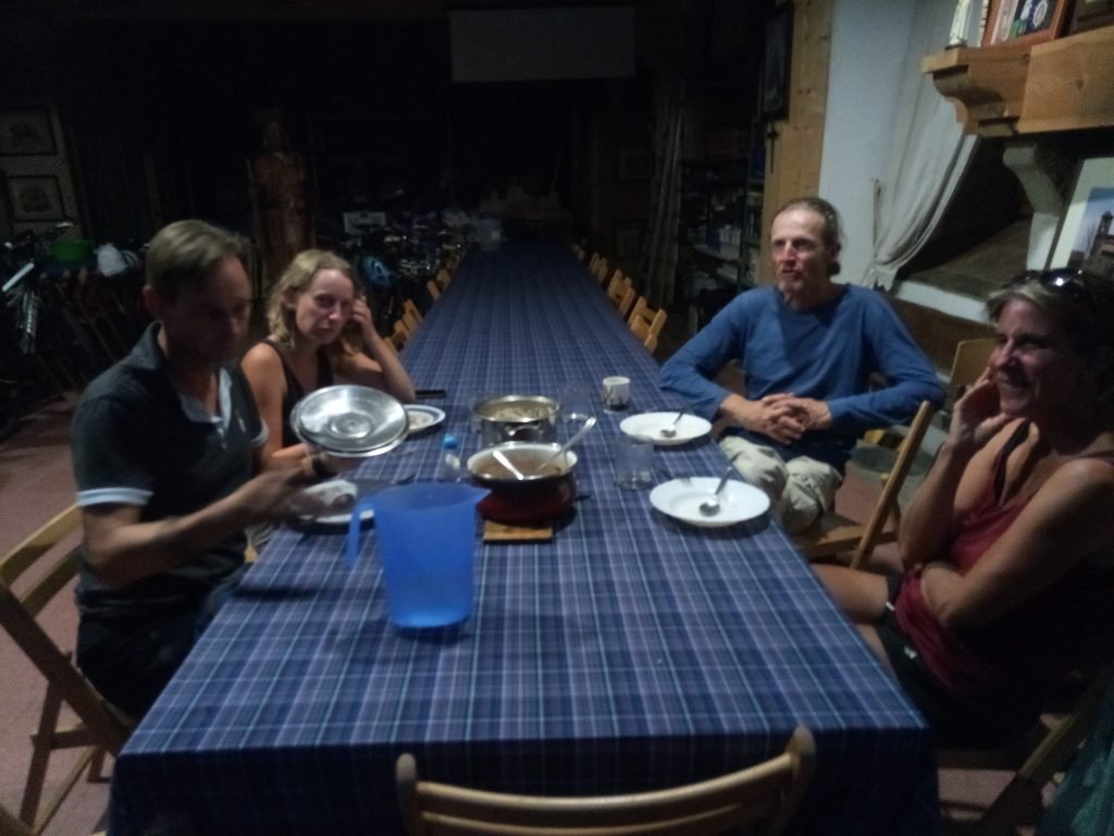 Carsten, Anna, Britta y Thomas, cenando en albergue. Fuenterroble de Salvatierra