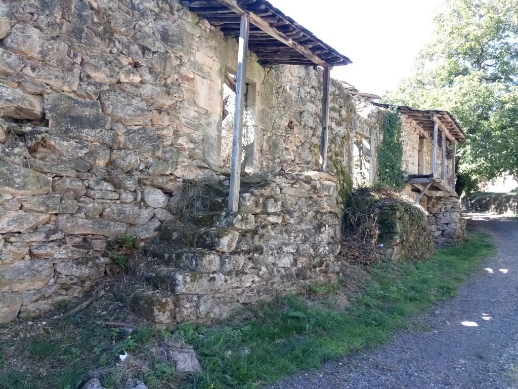 Casas abandonadas en Lubián