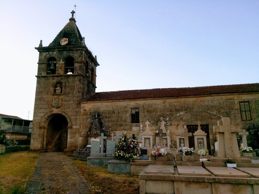 Iglesia y cementerio de Laza