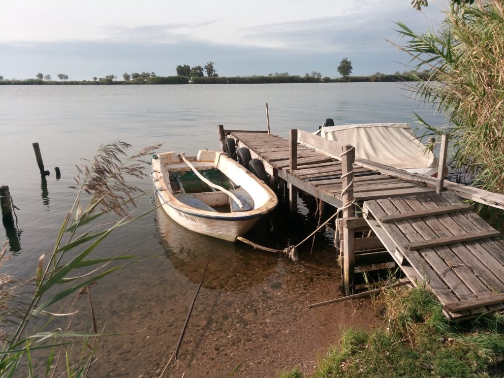 Barquita atracada a la orilla del Ebro
