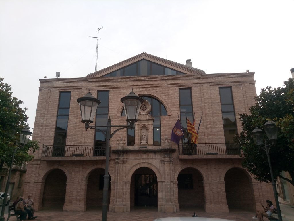 Ayuntamiento de Gandesa, sin lazos ni pancartas
