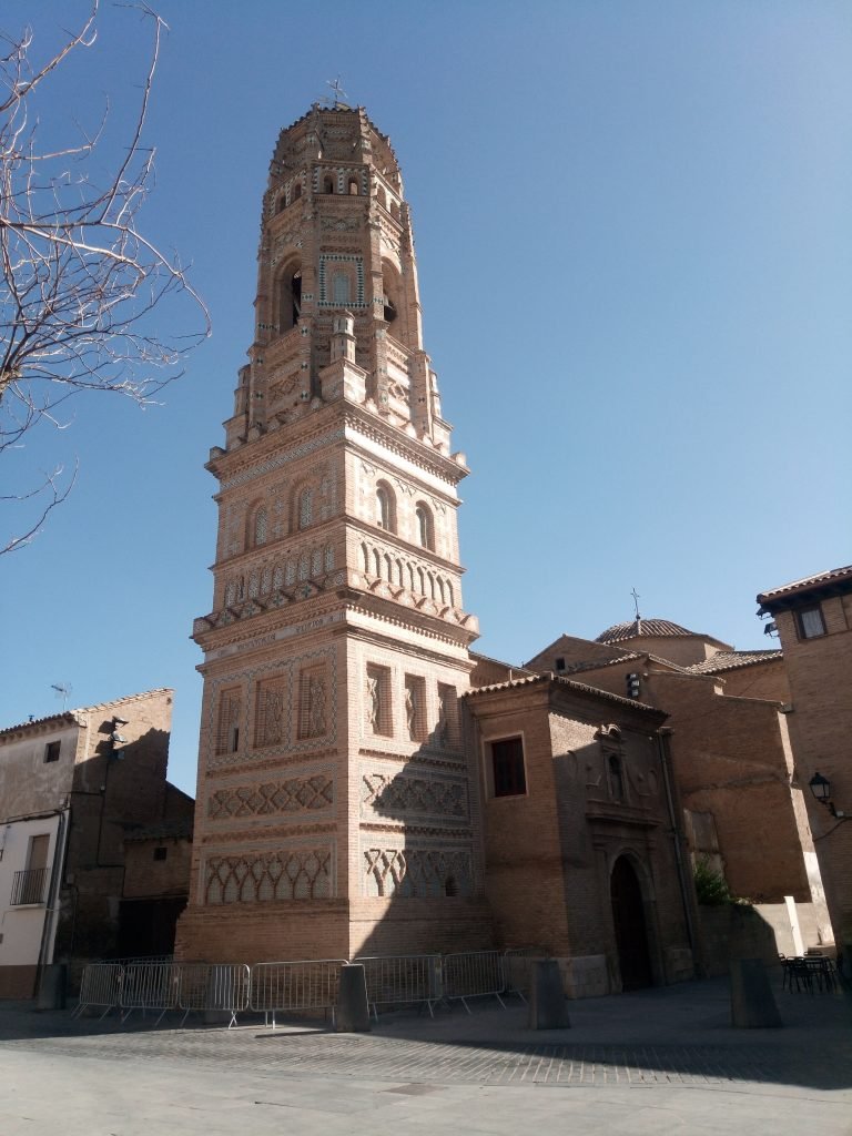 La iglesia parroquial de Santa María de Utebo posee una de las más notables torres del mudéjar aragonés.