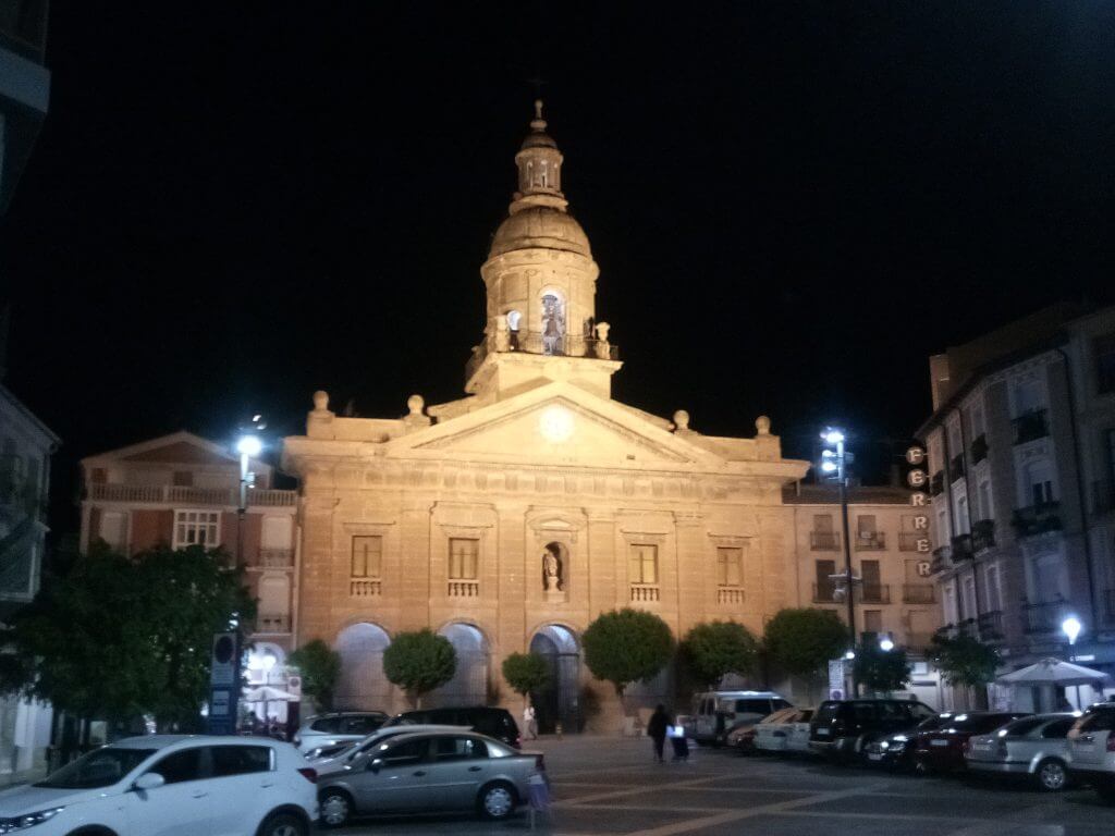 Iglesia de Santiago en Calahorra, antes de amanecer.