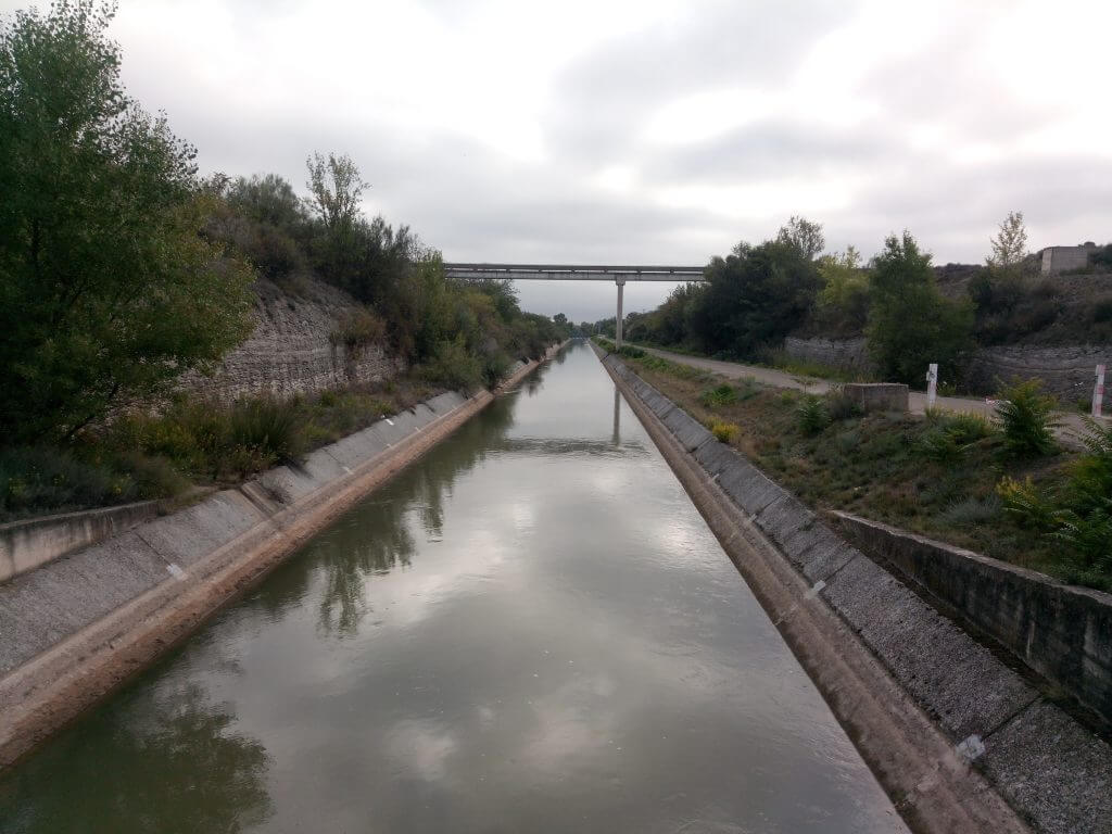 Canal de Lodosa. Riega tres Comunidades Autónomas: Navarra, La Rioja y Aragón (Zaragoza).